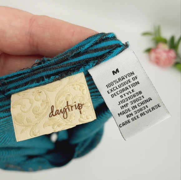 BUCKLE Daytrip Tunic Top Women's M Metallic Stud Embellished Green Black Stripe - Picture 10 of 12